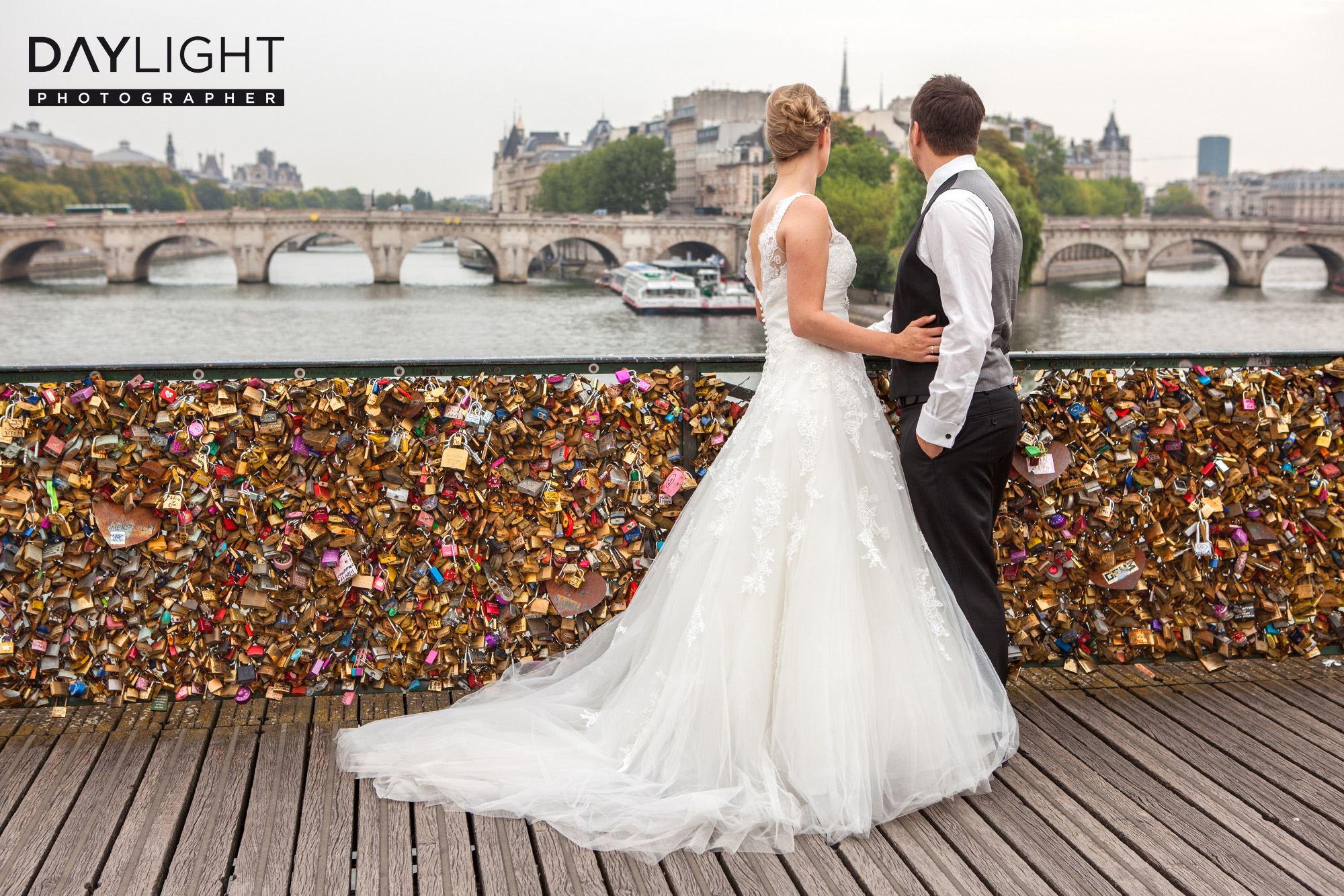 liebesschloss bruecke hochzeitspaar paris Hochzeitsfotos, Fotograf in Paris für romantische Momente
